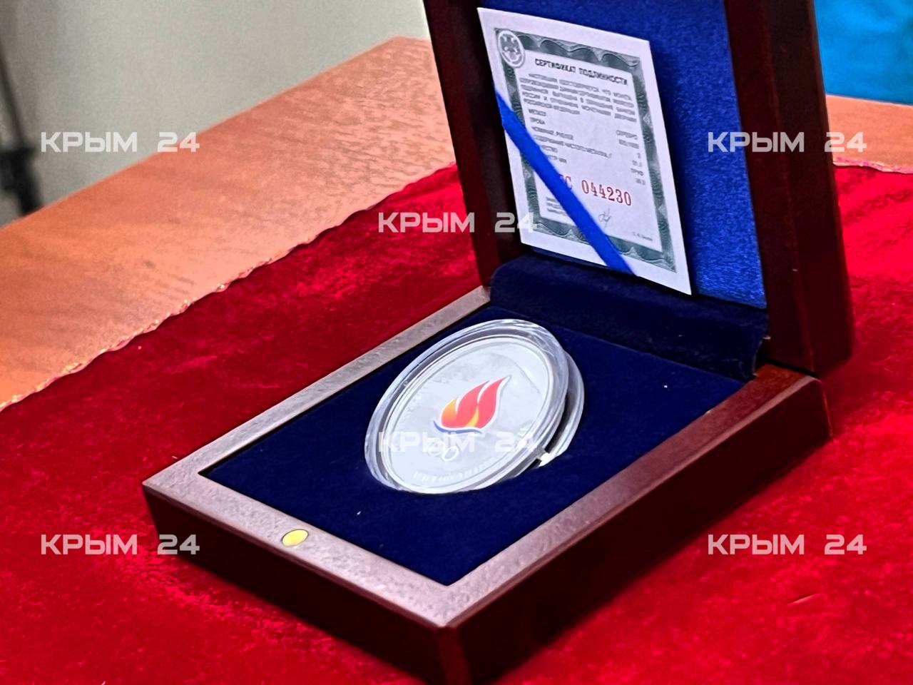 Памятную монету номиналом 3 рубля вручили директору «Артека» На обороте изображён символ Гурзуфа — гора Аю-Даг. Тираж денежного средства, выпущенного к 100-летию международного детского центра, — 3000 экземпляров. Крым 24