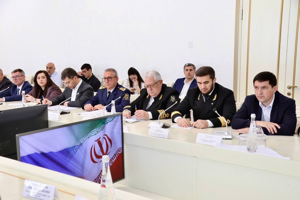 Российская и иранская стороны обсудили возможность открытия контейнерной линии между морским портом Махачкала и морскими портами Ирана Встречу делегаций на площадке Дома Дружбы в Махачкале провели вице премьер Дагестана Ризван Газимагомедов и руководитель Федерального агентства морского и речного транспорта Андрей Тарасенко Диалог в рамках Протокола заседания Постоянной Российско Иранской комиссии по торгово экономическому сотрудничеству затронул широкий круг вопросов нацеленных на развитие двусторонних экономических связей Среди ключевых тем создание консорциума судоходных компаний и обновление портовой инфраструктуры Махачкалы Планируется что модернизация в том числе в рамках федерального проекта Развитие опорной сети морских портов позволит увеличить мощность порта до 11 млн тонн к 2030 году На обсуждение был вынесен вопрос создания концессии по морской торговле между двумя странами Генеральный директор Организации портов и мореплавания Саид Расули подтвердил готовность иранской стороны принять и подписать соответствующий документ Иран и Россия имеют достаточно много причин для развития связей как с точки зрения истории так и с точки зрения логистики торговли Мы обязательно должны воспользоваться этой возможностью чтобы в будущем наше сотрудничество принесло пользу народам наших стран Основная тема сотрудничества конечно развитие связей в Прикаспийском регионе и выработка дальнейших шагов У нас есть два документа которые мы выносим на обсуждение В частности один из них это карта транзитной торговли другой документ касается создания концессии по морской торговле между двумя странами сказал Саид Расули Ризван Газимагомедов выразил уверенность что совместная работа с иранскими партнерами федеральными структурами и бизнесом позволит реализовать потенциал Махачкалинского порта и вывести взаимодействие на качественно новый уровень Помимо грузоперевозок значительный потенциал усматривается и в развитии круизного судоходства на Каспийском море Расширение морских перевозок через Махачкалинский порт создание новых логистических маршрутов и развитие прямых связей между предпринимателями наших стран способны вывести сотрудничество на новый уровень Отдельно хочу отметить перспективное направление развитие круизного и пассажирского судоходства на Каспийском море У Дагестана есть все предпосылки чтобы сделать Махачкалу центром каспийского круизного туризма Создание регулярных круизных маршрутов откроет новые возможности для укрепления гуманитарных и культурных связей между странами Каспийского региона заявил Газимагомедов Глава Росморречфлота Андрей Тарасенко подчеркнул что заинтересованность не ограничивается лишь грузоперевозками а распространяется и на транзит грузов что значительно усилит вектор сотрудничества Была также отмечена ключевая роль Махачкалинского порта в развитии МТК Север Юг Благодаря выгодному географическому положению он стал важным связующим звеном между южными регионами России и иранскими портами прежде всего портом Энзели в провинции Гилян Между портами Махачкала и Энзели налажено устойчивое взаимодействие идет перевалка зерна цемента клинкера баритовой руды соли удобрений и других грузов Для увеличения товарооборота в Махачкалинском порту ведется масштабная модернизация инфраструктуры строительство новых подъездных путей улучшение железнодорожного примыкания На базе колледжа машиностроения и сервиса им Орджоникидзе открыты новые образовательные направления связанные с судостроением и водным транспортом