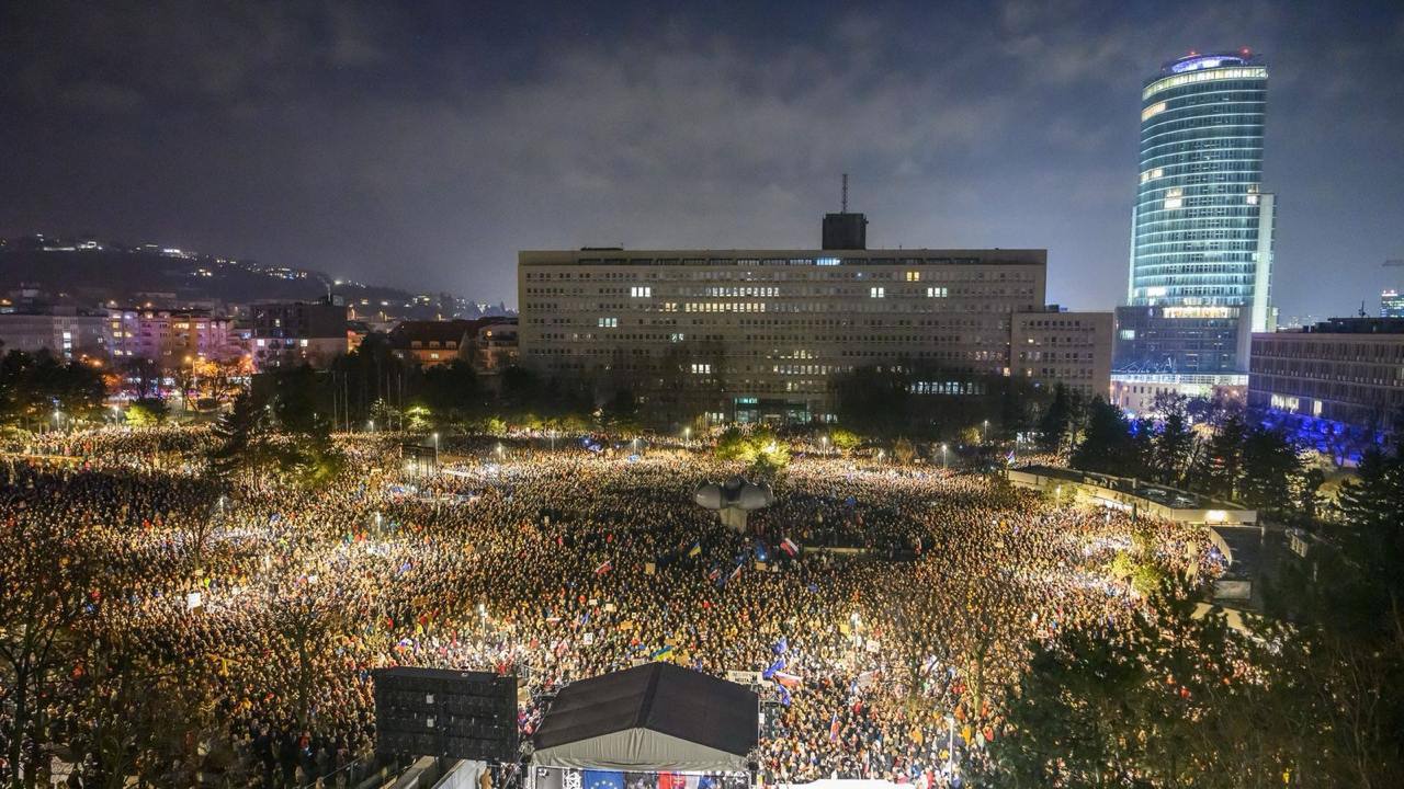 В Словакии проходят многотысячные митинги против политики Фицо и возглавляемого им правительства...Правого триумфа в Европе явно не получится, слишком сильны там позиции леваков, зеленых и других, подпитываемых Соросом, политических движений. В Германии все идет к запрету ультраправой "Альтернативы для Германии", активно противостоят правым консерваторам в других европейских странах. Думаю, что Европа накануне сильнейших гражданских потрясений, которые могут быть усугублены проблемами с мигрантами.