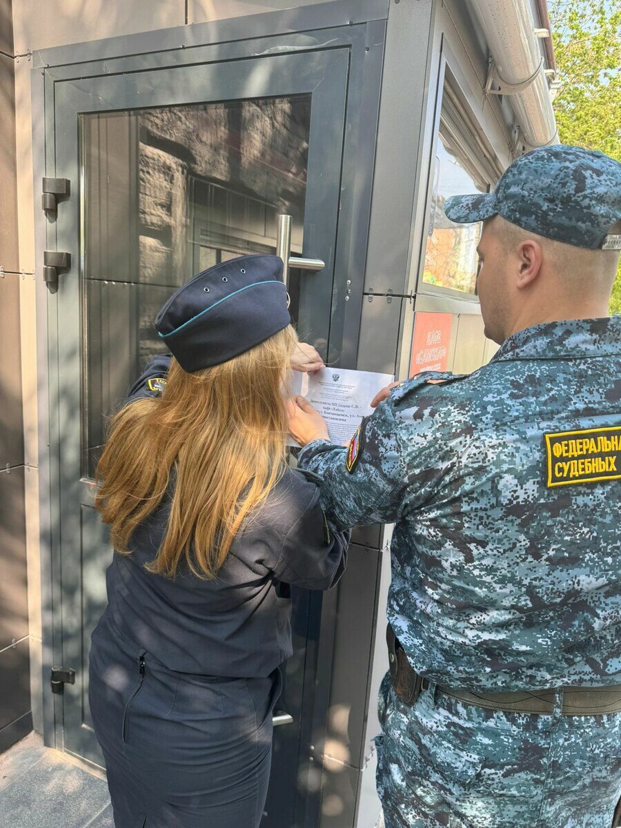 В амурской столице в четверг, 29 мая, закрыли четыре популярных кафе китайской кухни: «Панда», расположенное на 50-летия Октября, 28; «Хэйхэ» – на Амурской, 255; «Синьюй» – на Пионерской, 53; и «Жасмин» – на Василенко, 4. Решение о приостановлении деятельности вынес Благовещенский городской суд после того, как владельца признали виновным в административном правонарушении.  По информации, опубликованной на сайте Благовещенского городского суда, в этих четырех кафе с 1 июля 2024 года по 28 февраля 2025 года расчеты с клиентами не всегда проводились с применением контрольно-кассовой техники. В общей сложности «мимо кассы» прошло почти 32 миллиона рублей. Тем самым владелец совершил административное правонарушение, предусмотренное частью 3 статьи 14.5 КоАП РФ.  Подробнее здесь