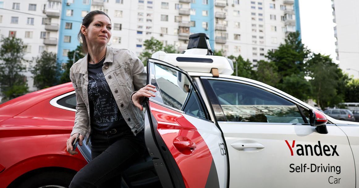 Первое беспилотное такси может появиться в Москве в 2026 году но пока с водителем испытателем в салоне Формирование полноценного рынка наземных перевозок таким беспилотным транспортом продолжится Например коммерческие компании работают над тем чтобы уже в следующем году в столице запустить первые беспилотные такси с водителем испытателем в салоне ТАСС цитирует премьер министра РФ Михаила Мишустина Он обратил внимание на то что подобные технологии должны внедряться только после того как пройдут все необходимые испытания и докажут что безопасны и удобны для граждан PROtransport