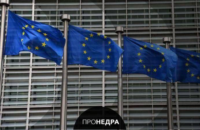 ЕС готов купить доли в австралийских проектах по добыче минералов Еврокомиссар по торговле Марош Шефчович заявил в Мельбурне что Евросоюз намерен покупать прямые доли в проектах по добыче критически важных минералов в Австралии На встрече с министром ресурсов Австралии Мадлен Кинг Марош Шефчович предложил схему при которой ЕС будет входить в проекты в Австралии через покупку акций оффтейк соглашения или совместные инвестиции в переработку Конкретных примеров чиновники не привели но пообещали что список совместных проектов опубликуют в ближайшее время   Пронедра Подписывайся