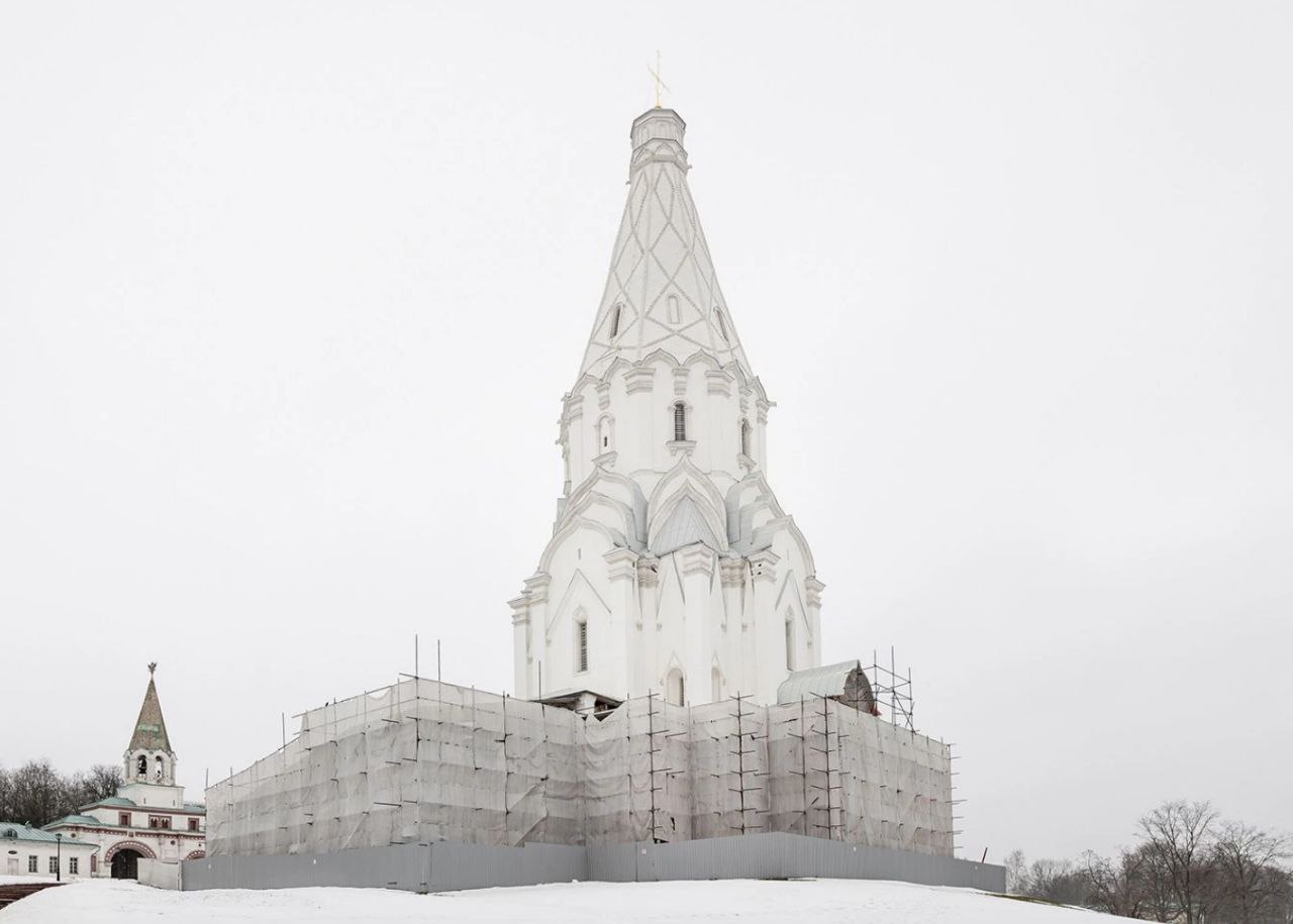 В Коломенском завершили реставрацию фасадов древнего Вознесенского храма  Церковь Вознесения в бывшем селе Коломенском, которое вошло в черту Москвы, была построена в 1532 году и является шедевром архитектуры XVI века мирового значения. Сейчас продолжается ее реставрация - специалисты завершили очередной этап.  Мэр Москвы Сергей Собянин в своем телеграм-канале сообщил, что во время реставрации специалисты расчистили внешние стены, привели в порядок цоколь, галерею, шатер, металлические детали, белокаменные элементы, кровлю, двери и окна. Также они обновили кирпичную кладку и декор и позолотили крест