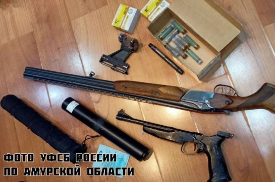 В Амурской области пенсионер хранил оружие в детском саду Мужчину наказали за такое нарушение законодательства Селемджинский районный суд признал жителя Февральска виновным в преступлении по части 1 статьи 222 и части 1 статьи 223 УК РФ Как сообщает пресс служба судов Амурской области с 2017 года мужчина хранил у себя дома спортивный пистолет ТОЗ 35 калибра который он нашел Кроме того в марте 2025 года он усовершенствовал самодельную винтовку сделанную на основе охотничьего ружья ИЖ 18Е Он припаял к оружию крепление для оптического прицела и установил его Переделку проводил в металлическом контейнере на своем участке а затем перенес винтовку для дальнейшей доработки в комнату отдыха персонала детского сада Красная шапочка где работал электриком уточнили в пресс службе судов В апреле 2025 года сотрудники УФСБ нашли и изъяли оружие у пенсионера по месту жительства и работы Смягчающими обстоятельствами суд счел признание вины содействие следствию возраст и состояние здоровья подсудимого наличие почетной грамоты благодарности и благодарственного письма юбилейной медали 50 лет БАМа Суд назначил амурчанину 200 тысяч рублей штрафа Изъятые пистолет и самодельная винтовка подлежат передаче в Росгвардию для уничтожения