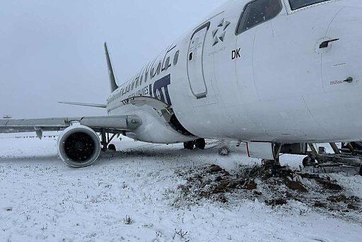 Аэропорт Вильнюса приостановил полеты минимум до 19 00 Взлетно посадочная полоса временно закрыта из за инцидента самолет LOT из Варшавы выкатился на грунт на фото от очевидца для LRT поэтому ближайшие рейсы не смогут ни вылететь ни приземлиться Если у вас запланирован вылет на это время не спешите выезжать из дома и сначала проверьте статус рейса на онлайн табло