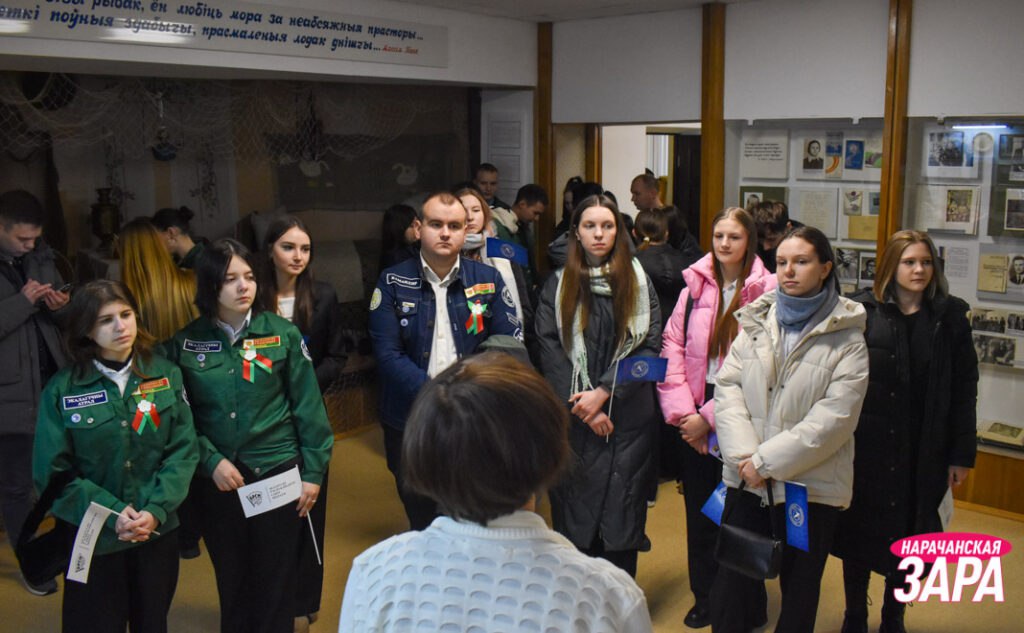 В Мяделе подвели итоги Третьего трудового семестра Минской области  На встречу собрались активисты Минской областной организации ОО "БСРМ" из 22 районов и города Жодино. Мероприятие состояло из трёх частей. Это патриотический митинг и возложение цветов к памятнику Партизанам и партизанкам земли Нарочанской, содержательная экскурсия в Мядельский музей народной славы, подведение итогов и награждение лучших и самых старательных участников «Трудового лета-2024».  За 2024 год в Минской области было трудоустроено более 3500 человек в почти 300 отрядах. Строительный отряд из Солигорска отработал на Всебелорусской молодежной стройке патриотического центра в Брестской крепости, а строительный отряд "Союз"  совместный отряд Минской и Ленинградской областей  славно потрудился на Кургане Славы.