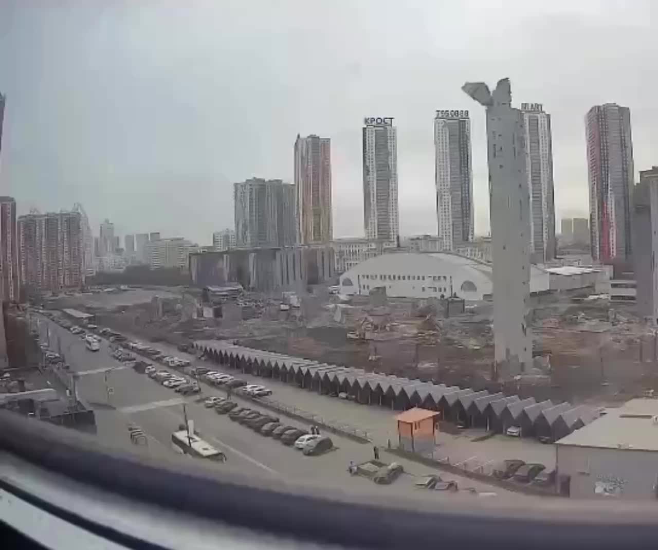 Обрушение колонны горнолыжного комплекса в Красногорске: один пострадавший и поврежденные автомобили