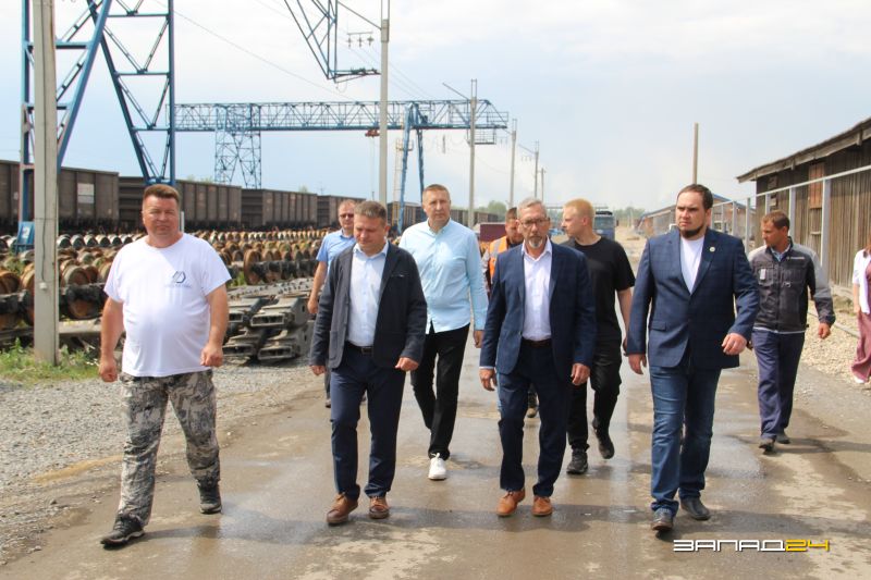 Александр Дроздов высоко оценил идею развития промпарка «Ачинский»  Депутату Госдумы, который сегодня работает в нашем городе, производственные мощности промпарка представил руководитель управляющей компании ООО «Желдоральянс» Дмитрий Мымликов.   Он подробно рассказал Александру Дроздову обо всех возможностях проекта, который начал реализовываться в этом году на территории западной столицы региона.  Кто ещё побывал с депутатом в промпарке «Ачинский», какое предприятие считается якорным и какой потенциал в нём увидели другие участники визита – читайте на нашем сайте.