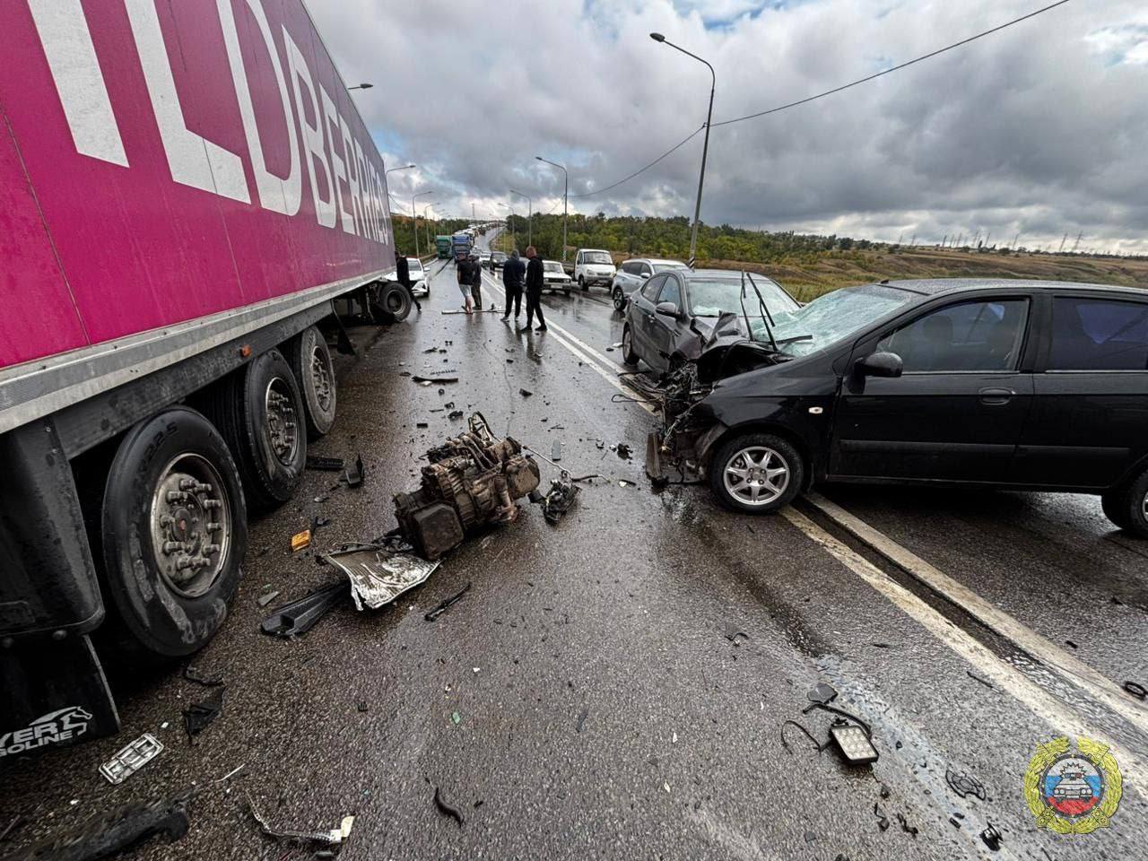 Автомобилист пострадал в аварии в Тракторозаводском районе Предварительно на 3 й Продольной магистрали произошло столкновение грузового автомобиля ФАВ и трёх легковушек В результате пострадал один из водителей    НовостиВолгоград Подписывайтесь на Волгоградскую грядушку