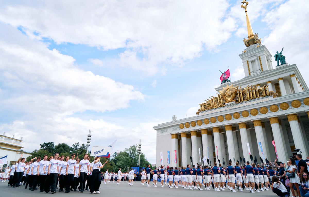 В День физкультурника 9 августа в 40 регионах России, от Калининградской области до Алтайского края, прошли различные праздничные мероприятия. На ВДНХ состоялось масштабное спортивное шествие, организованное общероссийским движением «Здоровое Отечество» при поддержке Министерства спорта России. В шествии приняли участие около 3000 человек, включая олимпийских и паралимпийских чемпионов, звезд спорта, юных спортсменов, участников специальной военной операции, делегаций спортивных федераций.  Участие в спортивном шествии на ВДНХ приняла Федерация шахмат России, чья делегация включала в себя многократную чемпионку России и Европы, двукратную чемпионку мира по блицу, трехкратную победительницу Всемирных шахматных Олимпиады Валентину Гунину, чемпиона Европы, гроссмейстера и тренера мужской сборной России Владимира Поткина, самого молодого международного мастера в мире, одного из самых титулованных молодых шахматистов России Романа Шогджиева, победителя и призера многих юношеских соревнований Матфея Юрасова, женского гроссмейстера Марию Фоминых, исполнительного директора ФШР Александра Ткачева, вице-президента ФШР Сергея Смагина, главного тренера сборных команд России по шахматам, гроссмейстера Сергея Яновского, начальника сборных команд России Артема Пугачева, главного редактора сайта ФШР, международного мастера Владимира Барского, управляющего делами ФШР Ольгу Воронину, директора по развитию ФШР Нину Боденчук и других.   Приветствие от заместителя председателя правительства Российской Федерации Дмитрия Чернышенко зачитал заместитель министра спорта РФ Алексей Морозов. Министр спорта РФ, президент ОКР Михаил Дегтярев направил собравшимся видеообращение. Среди почетных гостей были олимпийская чемпионка по фигурному катанию Алина Загитова, президент Международной ассоциации бокса Умар Кремлев, двукратная олимпийская чемпионка по фехтованию Яна Егорян и другие известные спортсмены.   Помимо Москвы, шествие было проведено в восьми федеральных округах. Торжественные мероприятия также состоялись в Санкт-Петербурге, Ростове-на-Дону, Махачкале, Новосибирске, Нижнем Новгороде, Екатеринбурге и Владивостоке.    Этери Кублашвили