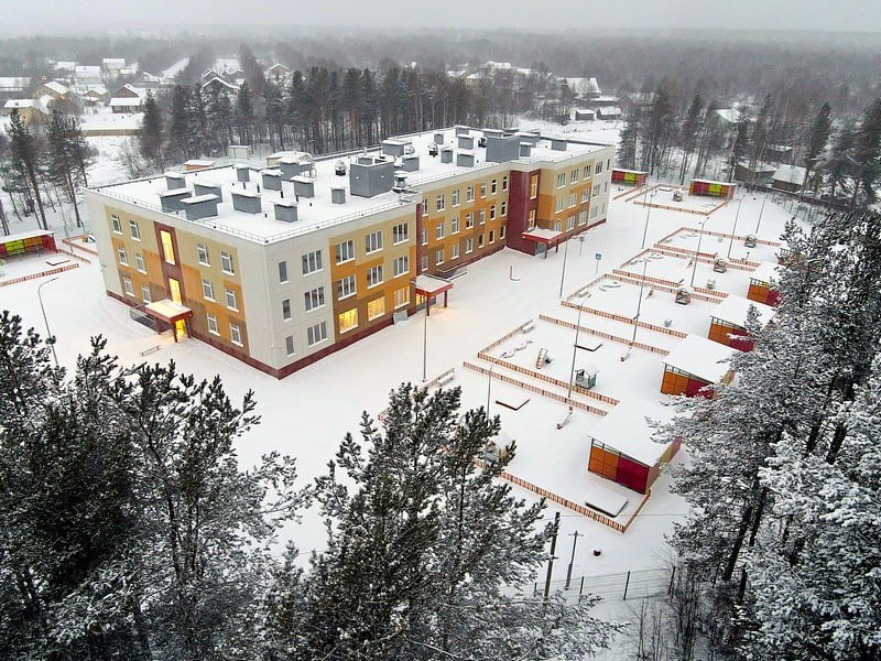 Новый детский сад открыли в поселке Калевала на севере Карелии  На севере Карелии, в поселке Калевала, завершилось строительство современного детского сада на 300 мест. Как и было запланировано, в эксплуатацию детсад ввели во втором квартале 2024 года. Детсад построили на средства федеральной арктической субсидии в 600 млн рублей, которую республика получила впервые. Подрядчиком выступила компания «КСМ». Строительство объекта началось в мае 2023 года. Детский сад в Калевале — это трехэтажное здание Н-образной формы в районе улицы Антикайнена. Вместимость детского сада составляет 300 мест: 12 групп по 25 мест дневного пребывания детей. В здании расположены групповые ячейки, залы для занятий музыкой и физкультурой, кружковые, бытовые и технические помещения. В с...  Читать далее:        - подпишись  Кстати, а вы хотите чтобы на этом канале появились новости о вашей компании? Это бесплатно! Подробнее здесь: