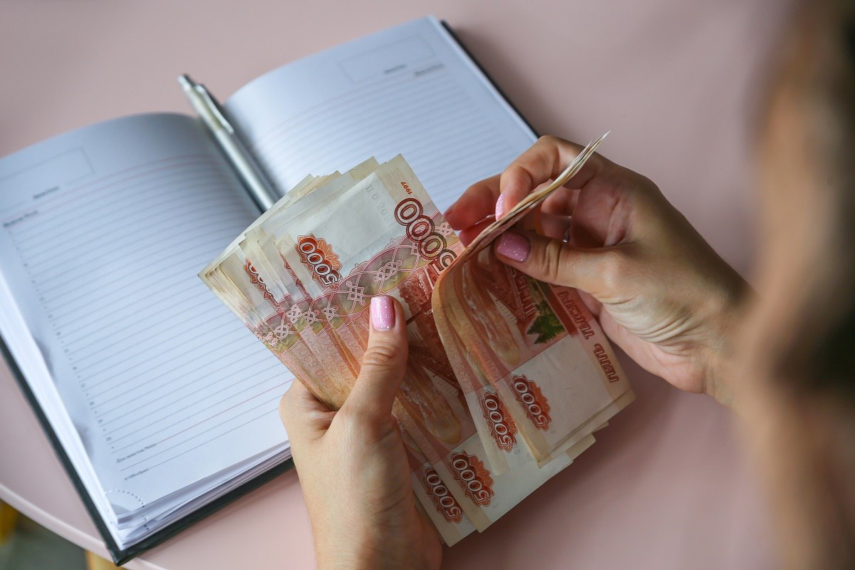«Знаю, что в интернете происходят хищения, но не думала, что сама стану жертвой»: у 65-летней пенсионерки похитили более миллиона рублей В Красноярском крае пенсионерка стала жертвой спланированной мошеннической схемы и потеряла накопления. Жительница Сосновоборска оказалась жертвой хорошо спланированной мошеннической схемы. Сначала она ответила на звонок от якобы сотрудников почты. Женщина на том конце провода убедительно говорила о том, что на имя пенсионерки прибыла поврежденная посылка. «Вы только скажите СМС-код, который вам пришел на телефон, и мы сразу же исправим ситуацию», - внушала потерпевшей мошенница. И женщина поверила… Читайте подробности на нашем сайте