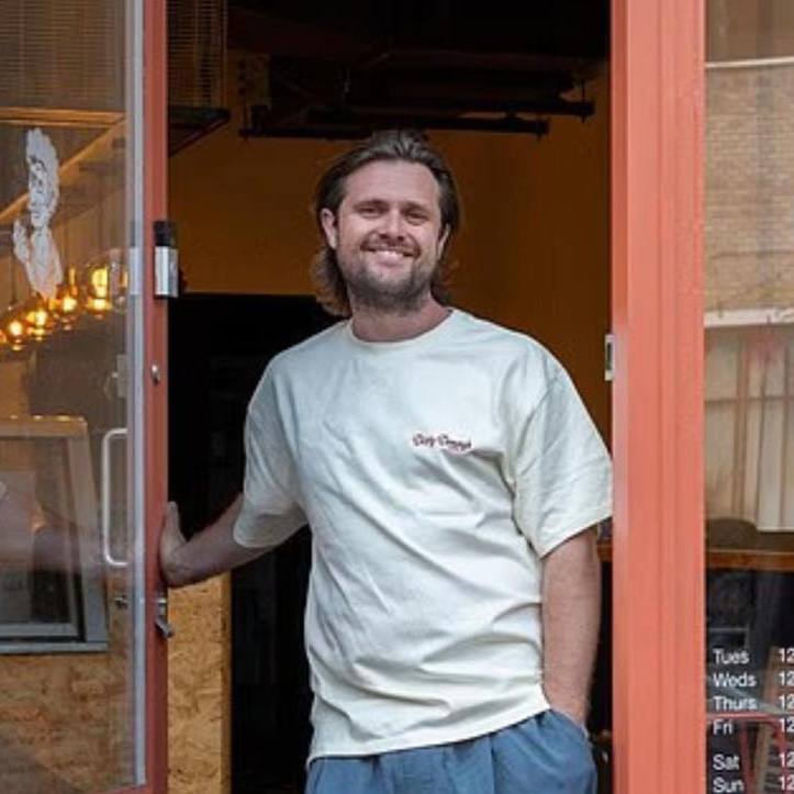 В Лондоне британца заставили закрыть кебабную из за того что он белый По словам местных жителей белый мужчина не имеет права готовить кебаб в районе с турецкой общиной Под давлением ему пришлось извиниться и переименовать заведение При этом владельцы соседних турецких кафе назвали происходящее абсурдом так как еду готовят не паспорта а люди bankrollo