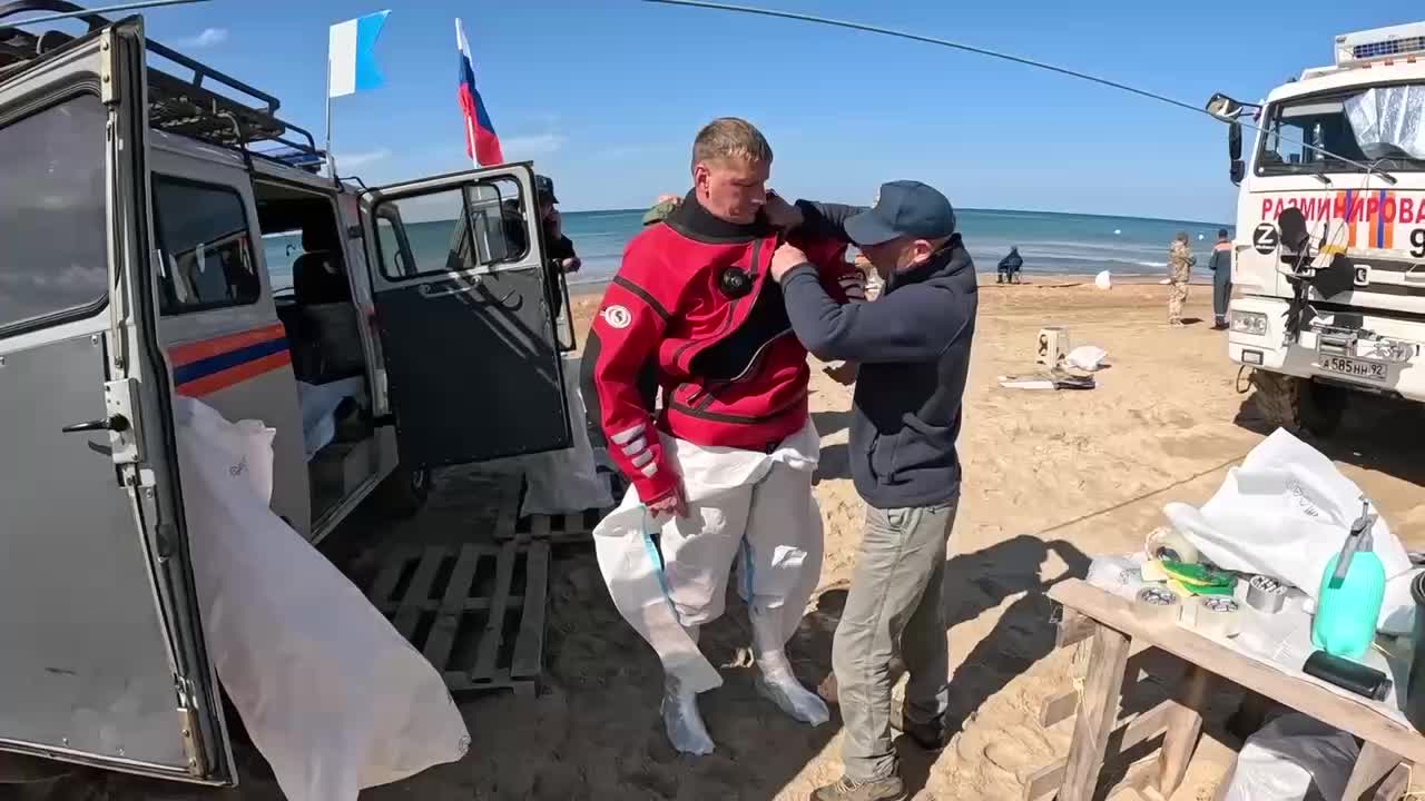 Очистка морского дна от мазута продолжается в Анапе