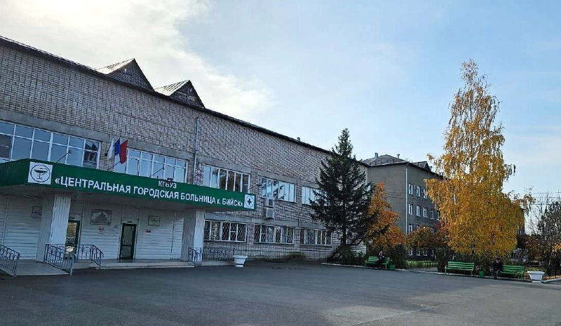 ЦГБ режим работы в праздничные дни с 02 11 2025 г по 04 11 2025 г  Неотложная помощь будет оказываться с 8 00 до 18 00  В поликлинике в праздничные дни будет работать дежурный врач терапевт с 8 00 до 15 00  3 ноября будет вести приём врач гинеколог а также работать процедурный и перевязочный кабинеты с 8 00 до 15 00  Контакт центры поликлиник будут принимать звонки с 08 00 до 18 00 поликлиника ЦГБ г Бийск 25 51 69 первая поликлиника ЦГБ г Бийск 25 51 75 Стационар и травмпункт в праздничные дни продолжат работать круглосуточно ЦГБ Бийск