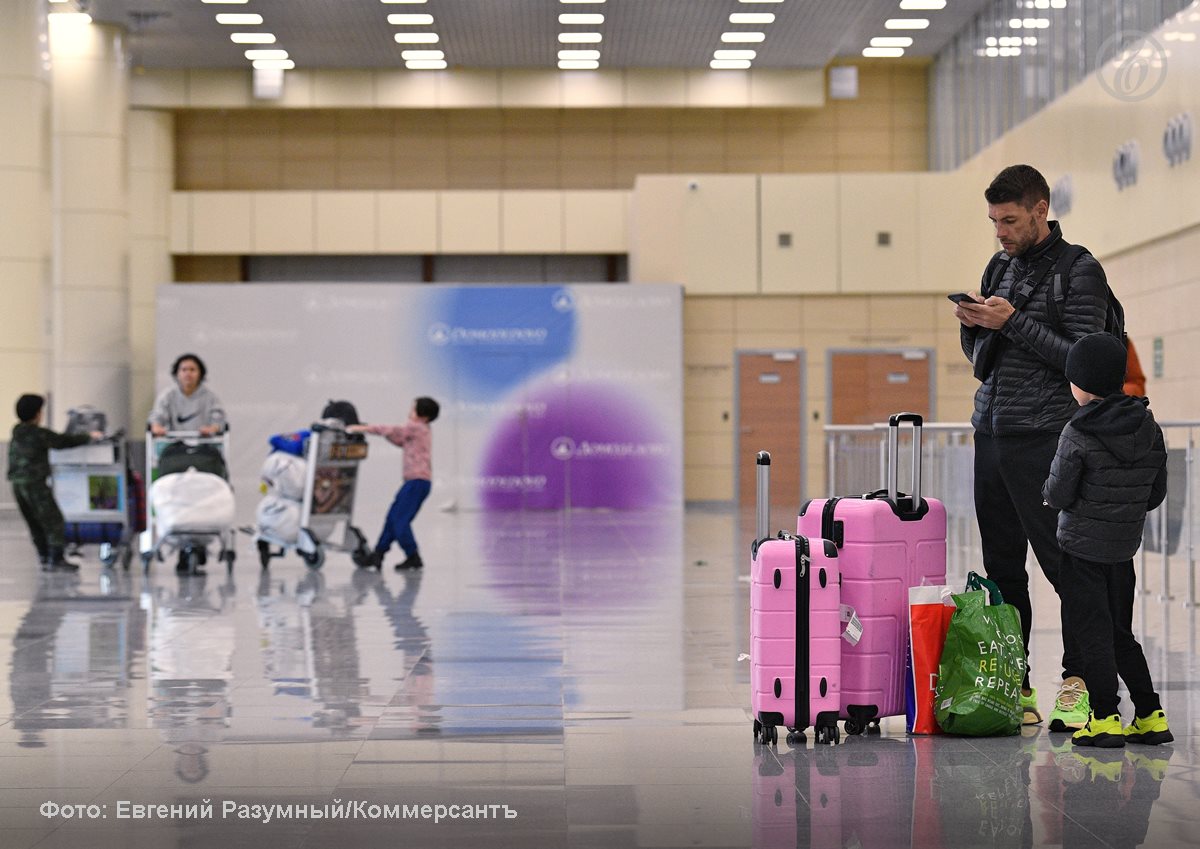 Общероссийское объединение пассажиров предложило Минтрансу давать скидку в 50 на авиаперелеты детям до 12 лет без сопровождения взрослого Сейчас льгота предоставляется только при полете с родителем или опекуном У Аэрофлота перелет пассажиров от 5 до 16 лет под наблюдением авиакомпании стоит 7 9 тыс руб на международных рейсах 130 Услугой обычно пользуются родители например при направлении ребенка к бабушке в другой город и в других случаях когда есть обстоятельства препятствующие вылету говорится в обращении ООП Перевозчики предупреждают что расширение условий скидки приведет к росту числа пассажиров детей и увеличению тарифов для остальных Эксперты впрочем не ожидают роста массового детского самостоятельного туризма Ъузнал