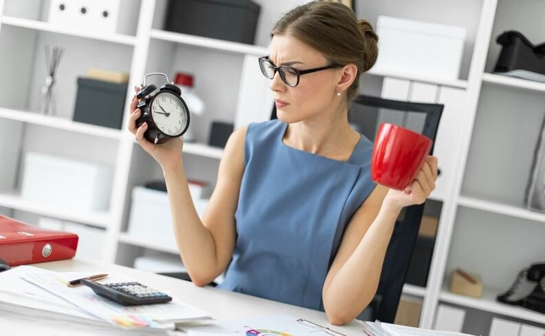 В России ускорились темпы роста скрытой безработицы Сотрудников не увольняют а переводят на неполный рабочий день и неполную рабочую неделю В конце октября совокупная численность сотрудников в неполной занятости простое или предполагаемых к увольнению превысила 254 тыс человек В июле таких россиян было 165 тыс Основной рост пришелся на работников переведенных на неполный рабочий день и неполную рабочую неделю Их количество выросло в 2 6 раза с 51 9 до 133 3 тыс человек По данным служб занятости всего за 3 месяца число сотрудников столкнувшихся с неполной занятостью простоями и угрозой увольнения выросло до 254 тыс Режим неполной занятости и перевод сотрудников в простой в перспективе влекут за собой риски возрастания уровня безработицы предупреждают эксперты В Минтруде такого не ждут уровень безработицы в ближайшие годы вряд ли будет подниматься выше 2 5 считают в министерстве fatcat18