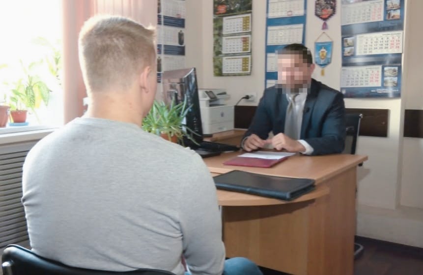 23 летний житель Новосибирска хотел вступить в ряды запрещённой в России украинской террористической организации Русский добровольческий корпус желая принимать участие в деятельности направленной против безопасности России но был задержан контрразведчиками Кроме того сибиряк пытался найти способы оказывать помощь ВСУ поделились подробностями в пресс службе УФСБ НСО С учётом наличия в деятельности указанного гражданина условий для совершения преступления предусмотренного статьёй 275 УК РФ Государственная измена в целях предупреждения совершения преступления ему объявлено официальное предостережение о недопустимости подобных действий В случае повторного их совершения гражданин понесёт уголовное наказание