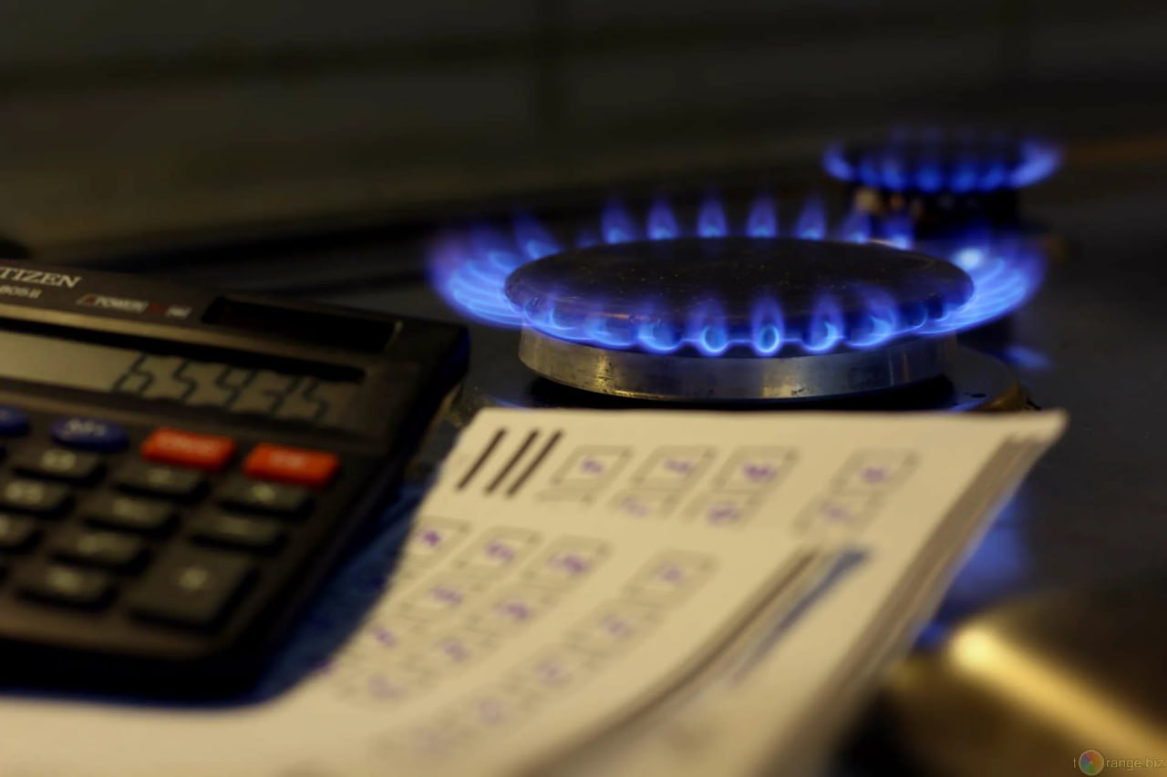Арбитражный суд Ростовской области отказал в иске ПАО Газпром газораспределение Ростов на Дону и признал законным решение регионального УФАС Поводом стали жалобы жителей на рост цен за обслуживание внутридомового газового оборудования Проверка показала компания изменила состав исполнителей работ из за чего стоимость для жильцов многоквартирных домов выросла на 5 7 6 25 Эти действия нарушили закон О защите конкуренции Суд подтвердил позицию УФАС повышение цен было экономически необоснованным Теперь компании предстоит пересмотреть тарифы и вернуть потребителям переплату либо зачесть её в будущих платежах domostroyrf
