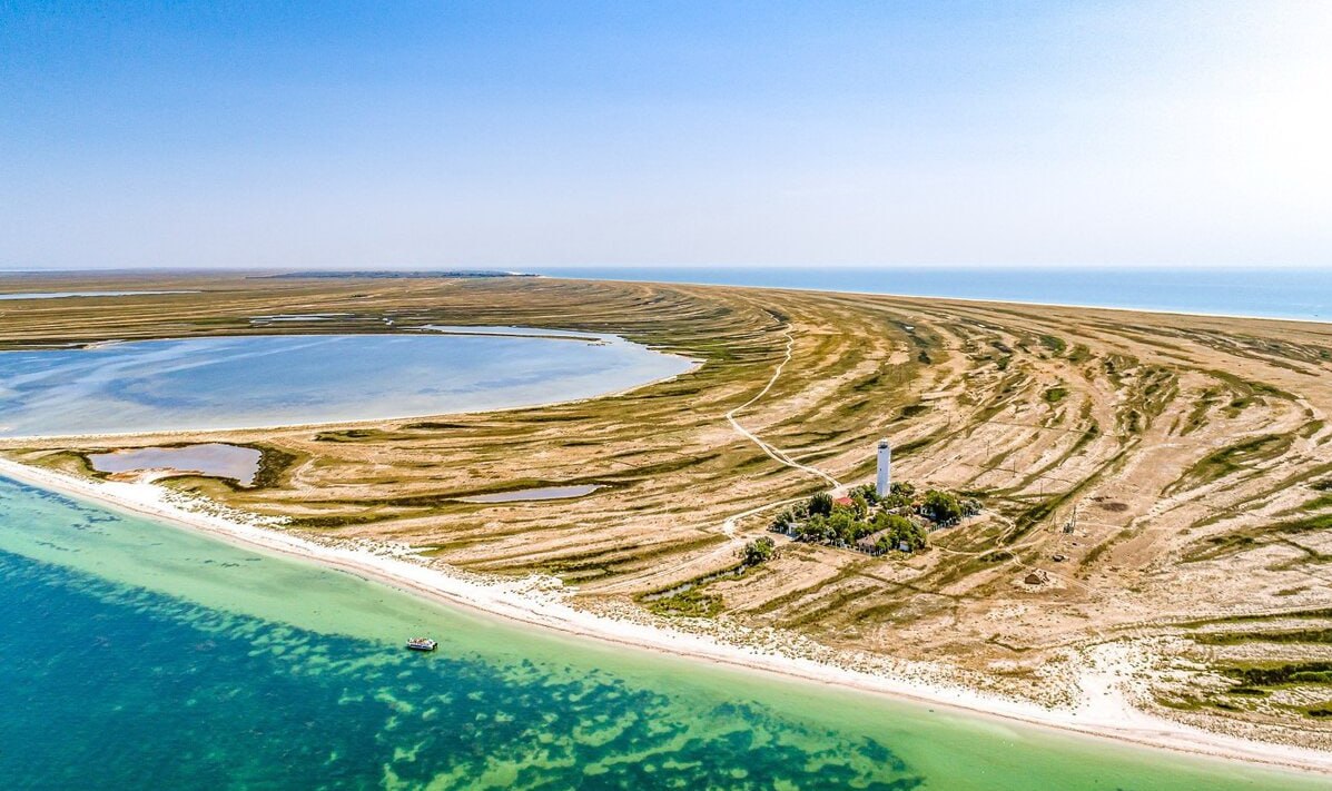 Правительство РФ утвердило создание Азово Сивашского национального парка площадью более 37 тысяч га в Херсонской области Создание нацпарка поможет сохранению уникальной природы региона комплексов островов полуостровов и мелководных лагун в заливе Сиваш Азовского моря и дальнейшей интеграции в систему особо охраняемых территорий страны Новый парк будет организован на базе существовавшего природного парка расположенного в Геническом и Новотроицком муниципальных округах