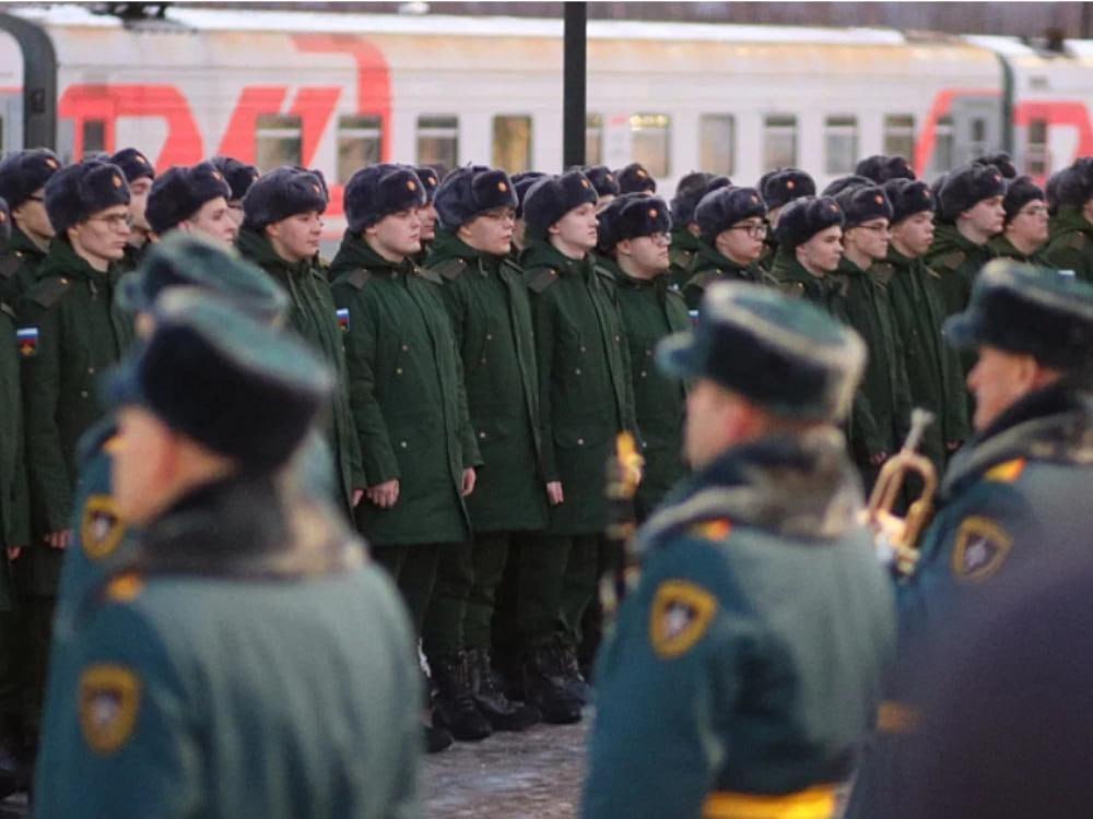 Осенний призыв в Архангельской области подходит к концу  Предварительные итоги призывной кампании, а также развитие сети военкоматов региона обсудили на рабочей встрече губернатор Архангельской области Александр Цыбульский и военный комиссар региона Александр Севастей.  Как отметил военком, задание по призыву в регионе выполнено — в Поморье на военную службу призваны 1485 человек, 1257 из них уже отправлены в войска.  Проходить срочную службу призывники Архангельской области будут в военных частях Ленинградского и Московского военных округов.  Фото пресс-службы областного правительства