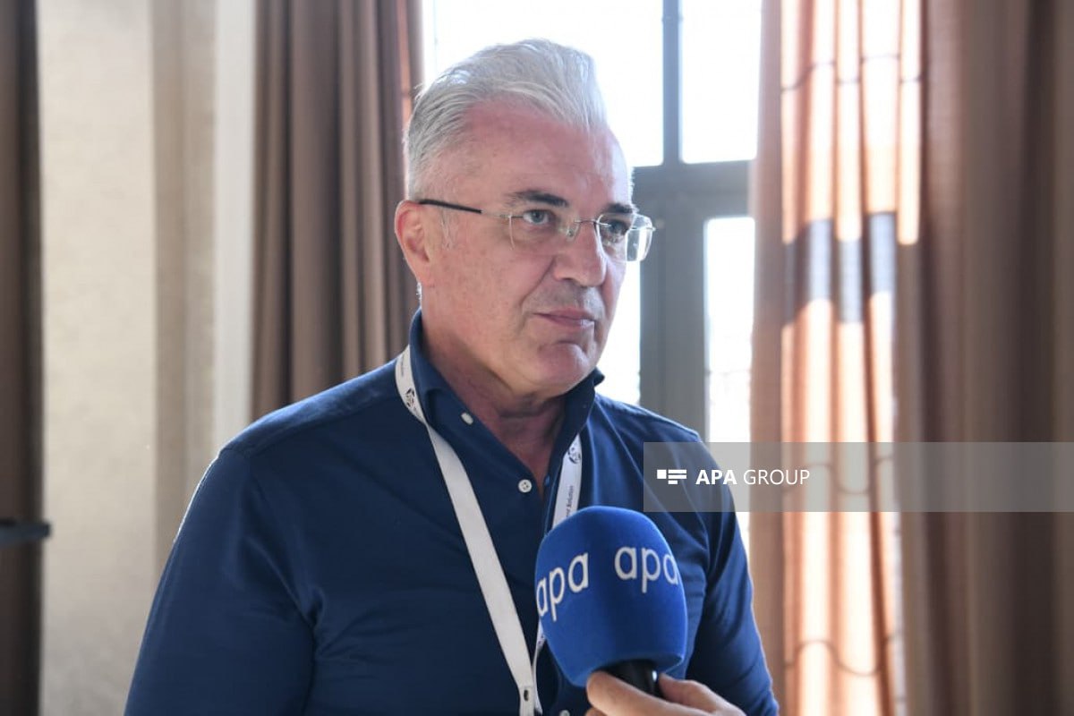 Посол Хорватии отметил впечатляющий прогресс на освобождённых территориях Работы на железной дороге являющейся частью Зангезурского коридора находятся на завершающем этапе об этом АПА сообщил посол Хорватии в Азербайджане Бранко Зебич находящийся в Зангилане в составе делегации дипломатического корпуса Посол отметил что это его первый визит в Восточный Зангезур Я уже семь лет нахожусь в Азербайджане Конечно это не мой первый визит в Восточный Зангезур но каждый раз когда приезжаю сюда вижу прогресс и это впечатляет Дипломат также рассказал о Зангезурском коридоре На этот раз я ознакомился с завершающим этапом работ на железной дороге которая является частью Зангезурского коридора Это действительно впечатляет Природа здесь очень красивая и я вижу только хорошее будущее vesti az