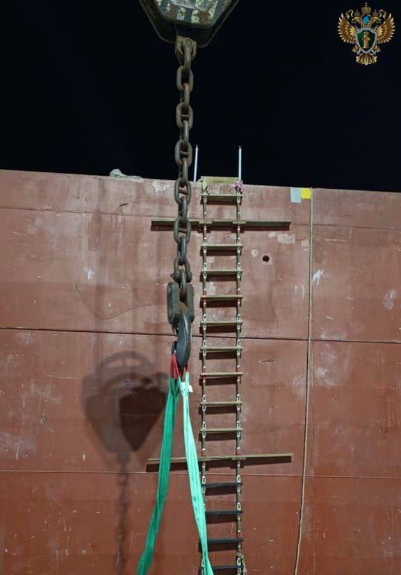 В порту бухты Троицы погиб докер прокуратура начала проверку В Хасанском районе на грузовом судне у причала морского порта в бухте Троицы вечером 17 ноября произошла трагедия Во время погрузочно разгрузочных работ груз дал раскачивание и ударил по голове 40 летнего докера От полученных травм мужчина скончался на месте Приморская транспортная прокуратура выясняет обстоятельства инцидента и проверяет соблюдение требований охраны труда Расследование уголовного дела по статье о нарушении правил безопасности повлекшем смерть человека взято на контроль Реклама Подписывайтесь на NEWSVL