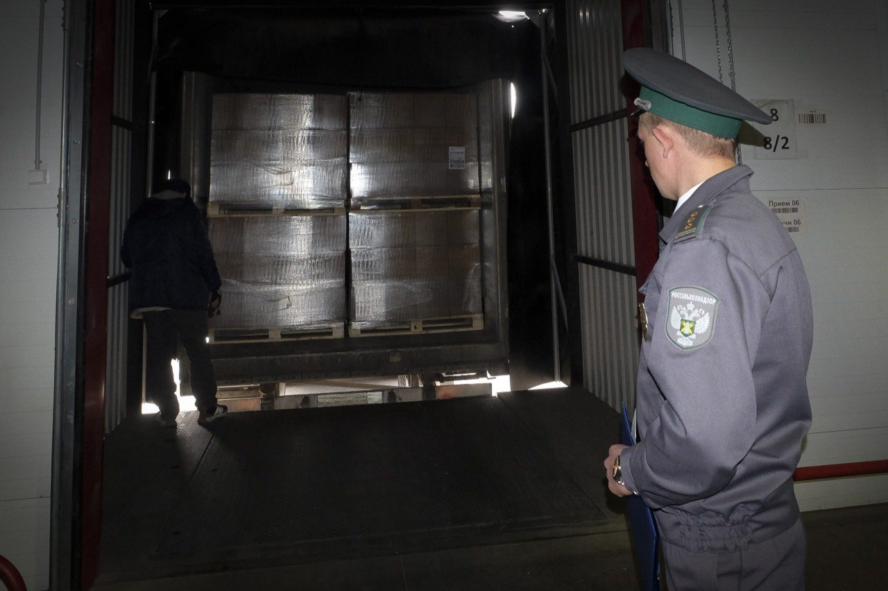 Управлением Россельхознадзора в период с 9 по 11 мая в местах полного таможенного оформления Ростовской области досмотрено и оформлено 4 партии мяса птицы общим весом более 98,3 т для дальнейшей отправки на экспорт. В частности, с территории региона продукция направлена в Абхазию 5,9 т , Азербайджан 19 т , ОАЭ 54 т и Узбекистан 19,4 т . Данная продукция признана безопасной в ветеринарно-санитарном отношении и в полном объеме соответствует требованиям стран-импортеров. Разрешение на вывоз выдано Россельхознадзором в автоматизированной системе «Аргус». Открыть полный текст #Ввоз_вывоз_транзит #Ветеринарный_надзор