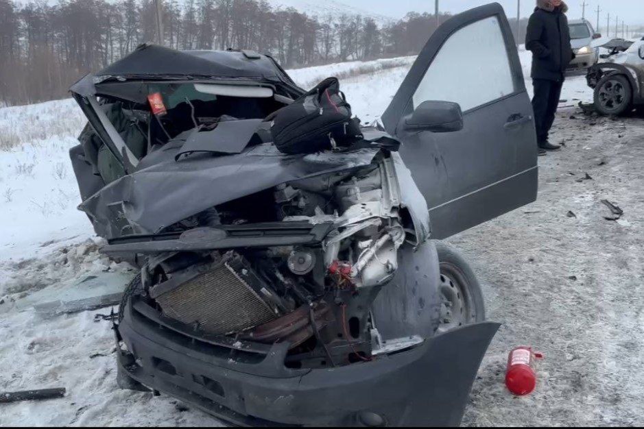 На трассе «Оренбург – Орск» в лобовом ДТП погиб водитель «Лады»    Сотрудники полиции устанавливают обстоятельства ДТП на 192 километре трассы «Оренбург – Орск» рядом с селом Кидрясово.    По предварительным данным, 34-летний водитель автомобиля «Лада Гранта» ехал по трассе М-5 «Урал» со стороны Оренбурга в направлении Орска. Он выехал на встречную полосу, куда выезд запрещен.     В результате чего лоб в лоб столкнулся с Kia под управлением 44-летнего водителя.    Водитель «Гранты» погиб на месте. Двух пассажиров Kia доставили в больницу.