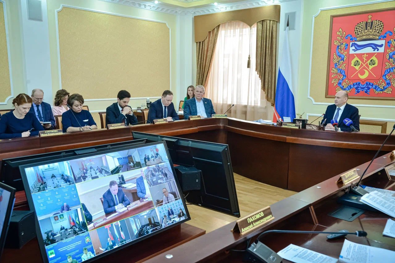 Инфраструктурный договор позволит обеспечить жилую застройку детсадами и школами В Оренбуржье появится новый инструмент для работы с застройщиками инфраструктурный договор Соответствующее постановление принято 16 декабря на заседании правительства Документ разработан в целях реализации регионального закона О градостроительной деятельности на территории Оренбургской области Документ возлагает на застройщиков обязательства по целевому взносу в бюджет региона на обеспечение жилой застройки социальными объектами детскими садами и школами Договор заключается на добровольной основе и не распространяется на КРТ комплексное развитие территорий по которому застройщик сам возводит необходимые городу социальные объекты Сумма целевого взноса фиксированная и вычисляется на основе статистических сведений о количестве детей и стоимости создания одного места в системе образования Расчет проводится за кв м общей площади жилых помещений Финансирование по договору можно использовать как для строительства новых объектов образования так и для реконструкции и или ремонта существующих Переходите по ссылке и присоединяйтесь к нам в MAX