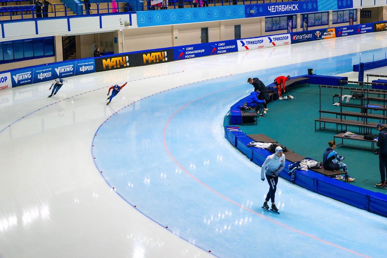 Призеры Олимпийских игр, победители и призеры чемпионатов мира, Европы и России, а также первенств среди юниоров разыграли в Челябинске медали в спринтерском многоборье среди мужчин и женщин.  1 и 2 февраля в ледовом дворце «Уральская молния» прошел чемпионат России по конькобежному спорту  многоборье , в котором выступили представители двадцати регионов России.   Фоторепортаж Дмитрия Куткина