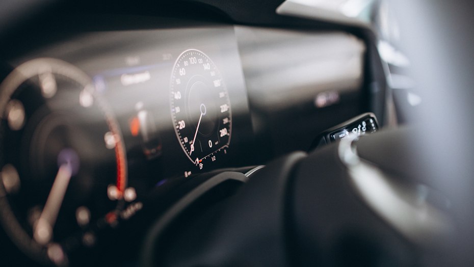 Вот тебе и защита российские автовладельцы не могут завести свои машины Клиенты охранной системы Delta столкнулись с проблемами при использовании автомобилей По данным СМИ речь идёт о последствиях хакерской атаки на сервисы компании Водители сообщают о невозможности завести автомобиль отключить сигнализацию или открыть машину Приложение Delta не загружает данные на экране появляется сообщение об отсутствии связи с сетью Проблемы начались сегодня утром и приобрели массовый характер Для восстановления работы автомобиля некоторым владельцам рекомендуют обратиться к дилеру для перепрошивки системы Официальные каналы связи с компанией Delta оказались недоступны номера телефонов технической поддержки не отвечают сайт перестал функционировать iguides