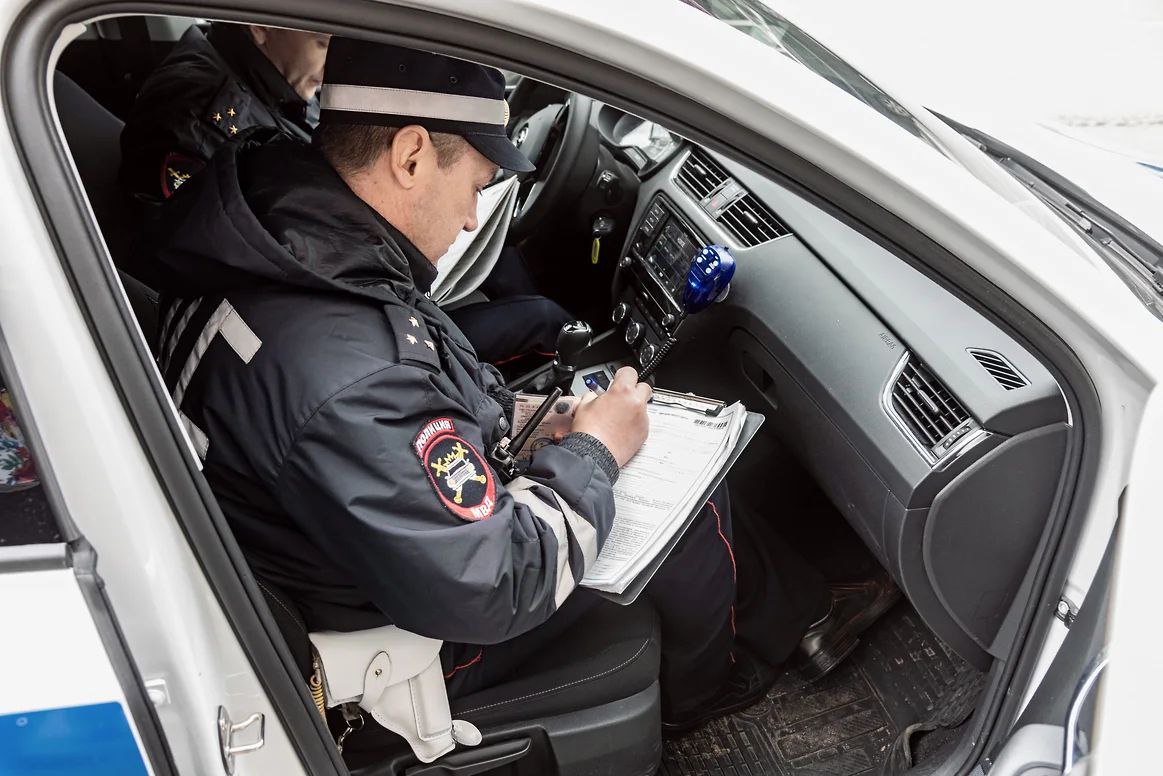 Верховный суд разъяснил когда неуплату штрафа не считают нарушением Пленум Верховного суда РФ выпустил разъяснения при каких обстоятельствах граждане не должны нести ответственность за неуплату административных штрафов К уважительным причинам отнесены длительное пребывание в больнице арест банковских счетов иные обстоятельства не зависящие от воли человека При этом водитель не сообщивший об изменении адреса не освобождается от штрафа за нарушение ПДД зафиксированное камерой уведомление по старому адресу считается надлежащим Для водителей оштрафованных по камерам административный арест за неуплату не применяется Юристы считают документ важным для защиты прав граждан в судах Подписаться Регион 70   Прислать новость