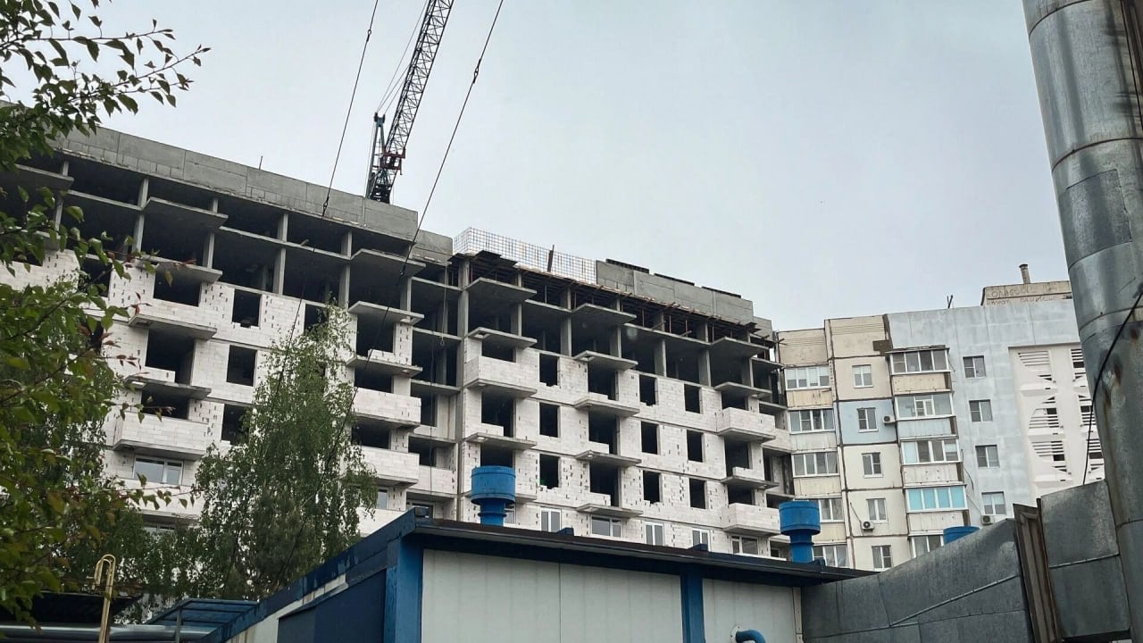 Штукатур упал в высоты и погиб на стройке в Ижевске. Трагедия произошла 27 мая с рабочим ООО «Уралстрой». Как уточнили Udm-info в Госинспекции труда ГИТ Удмуртии, мужчина работал на строительстве многоэтажки неподалеку от жилого дома по адресу улица Леваневского, 8. Он сорвался с высоты и получил смертельные травмы. В организации, где произошел инцидент, пояснили, что «после окончания рабочего дня произошло падение работника с высоты на строительные материалы». ГИТ проводит расследование. -info