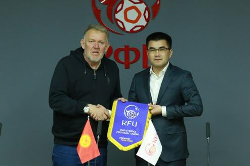 В здании Кыргызского футбольного союза КФС в Бишкеке 8 декабря состоялась встреча с делегацией из Хорватии в составе которой оказался известный хорватский специалист Роберт Просинечки Кроме Просинечки в Кыргызстан прибыл его ассистент также профессиональный специалист Гордан Циприч Так что высока вероятность обсуждения конкретных кандидатур на пост главного тренера кыргызстанской сборной Подробнее на нашем сайте Актуальные новости из Центральной Азии fergananews