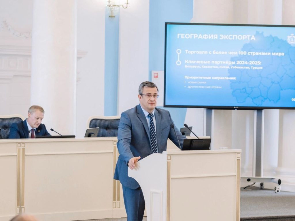 Рязанский экспорт: основные направления и результаты В Рязанской областной Думе состоялся «правительственный час», посвященный развитию экспортного потенциала региона. С докладом выступил министр экономического развития Андрей Ворфоломеев. Он рассказал об основных направлениях и результатах работы по поддержке экспорта, обозначил точки роста и пути решения существующих проблем. Как отметил министр, Рязанская область торгует более чем со ста странами мира. Ключевыми партнерами являются Беларусь, Казахстан, Китай, Узбекистан, Турция. Первое место в товарообороте региона занимает Китай, в то время как с Беларусью принята новая программа сотрудничества на 2025-2028 годы. 90% рязанского экспорта составляют строительные и кровельные материалы, пластмассовые изделия, медтехника, приборы, оптика, аппаратура связи, стекло, кожа и кожевенный полуфабрикат, черные металлы, продукция деревообработки, продукты питания. Большим потенциалом обладает экспорт медизделий, строительных систем и потребительских товаров....