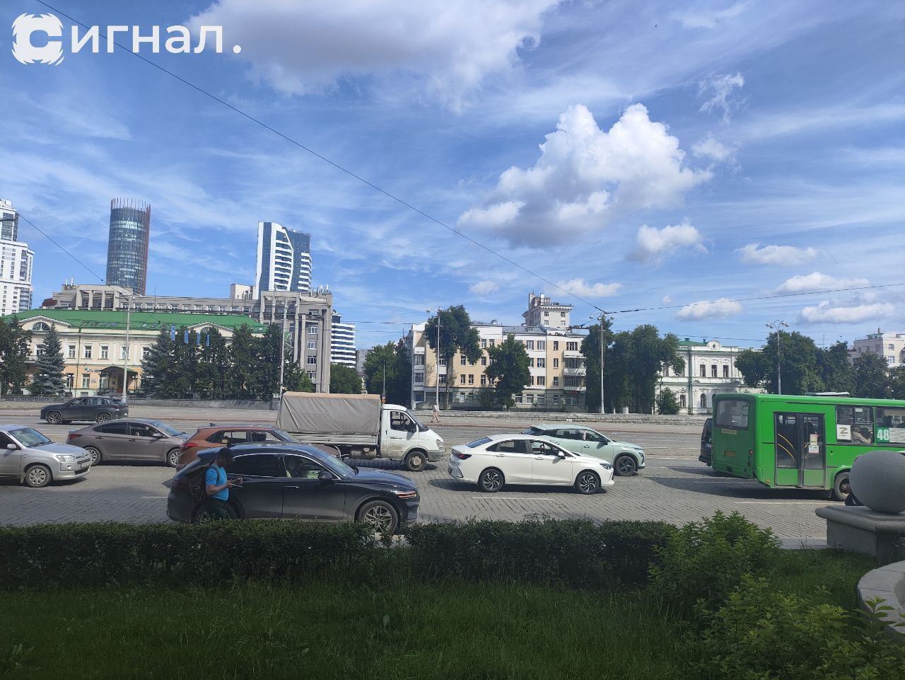 Парковку на Площади 1905 года в центре Екатеринбурга освободили от машин. Власти города начали работы по созданию площадки «Лето на площади». Напомним, с июля по сентябрь 2025 года вместо парковочной зоны будет действовать новое общественное пространство для отдыха и активностей.