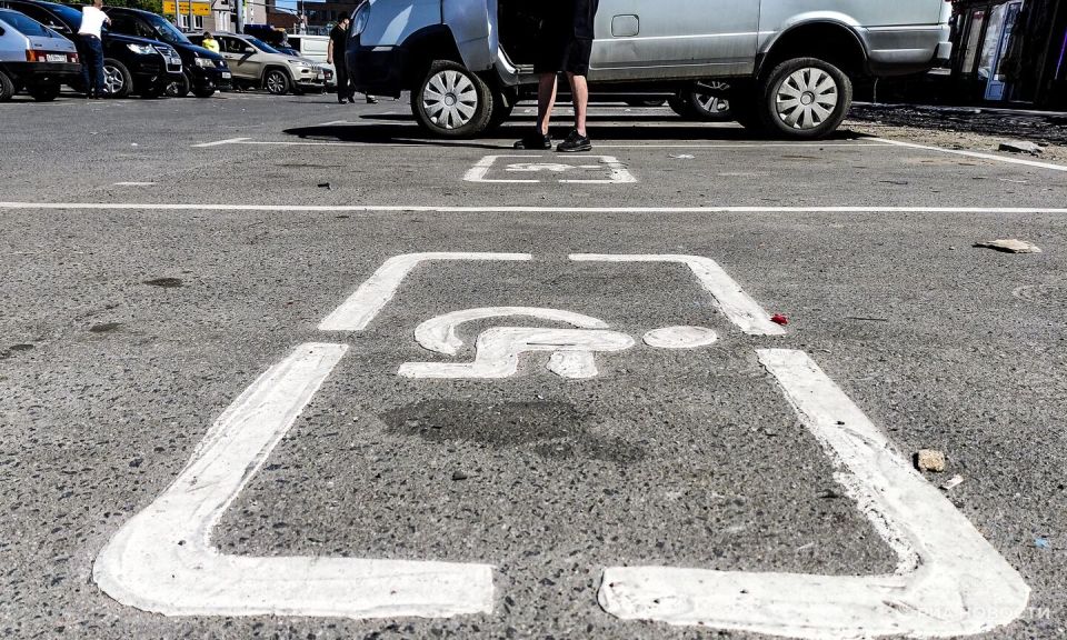 Право эвакуировать авто с мест для инвалидов могут передать властям Москвы МОСКВА 22 дек РИА Новости Глава комитета Госдумы по труду социальной политике и делам ветеранов Ярослав Нилов предложил передать региональным властям полномочия ГИБДД по составлению протоколов и эвакуации транспортных средств незаконно занимающих парковочные места для инвалидов в городах федерального значения и Подмосковья В документах уточняется что сейчас органы исполнительной власти субъектов РФ городов федерального значения Москвы и Санкт Петербурга а также Севастополя и Московской области составляют протоколы об административных правонарушениях связанных с нарушением правил стоянки и остановки транспортных средств только если передача этих полномочий предусматривается соглашениями между федеральными органами испол Подробнее