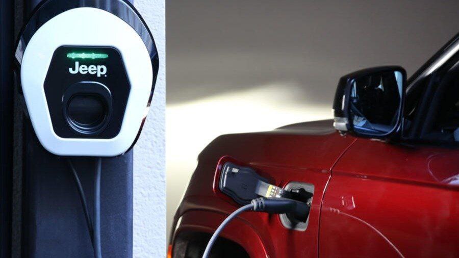 Подзаряжаемые гибриды оказались впятеро грязнее чем заявляли производители Реальные объёмы вредных выбросов которые генерируют автомобили с подзаряжаемыми гибридными установками почти впятеро выше чем указано в официальных характеристиках К такому выводу пришли специалисты европейской некоммерческой организации Transport Environment В целом специалисты утверждают что подзаряжаемые гибриды лишь ненамного чище машин с бензиновыми или дизельными ДВС Аналитики пришли к выводу что разрыв между заводскими и реальными показателями объясняется главным образом подходом к эксплуатации гибридов Если производители считают что владельцы гибридных машин будут ездить главным образом на электротяге то в действительности пользователи почти всегда задействуют ДВС тнтересно