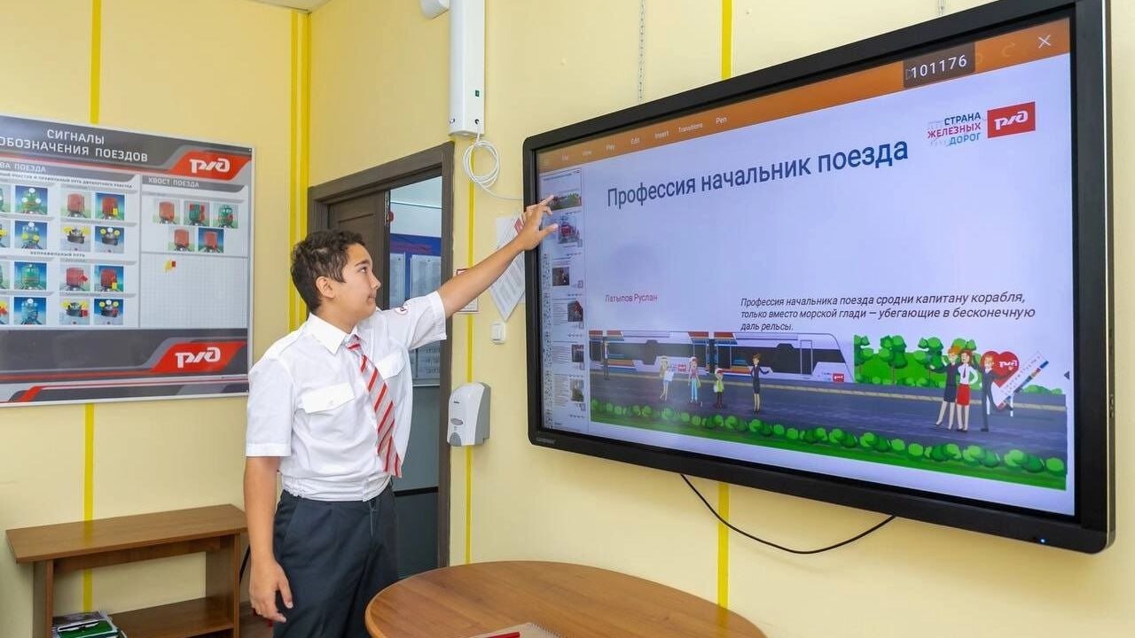 Детская железная дорога откроется в Красноярске 1 июня Этим летом малая магистраль будет работать в особом формате из-за реконструкции Центрального парка. Мини-составы, которыми управляют юные железнодорожники, курсировать не будут, однако подготовка курсантов ДЖД продолжится. В 2025 году обучение здесь пройдут 199 школьников. Их ожидают практические занятия и экскурсии. Ребята побывают на вокзалах, станциях, в депо, будут обучаться на базе Красноярского учебного центра, а также в лабораториях Красноярского института железнодорожного транспорта. 46-ти новичкам, для которых этот сезон станет первым, вручат удостоверения юных железнодорожников.