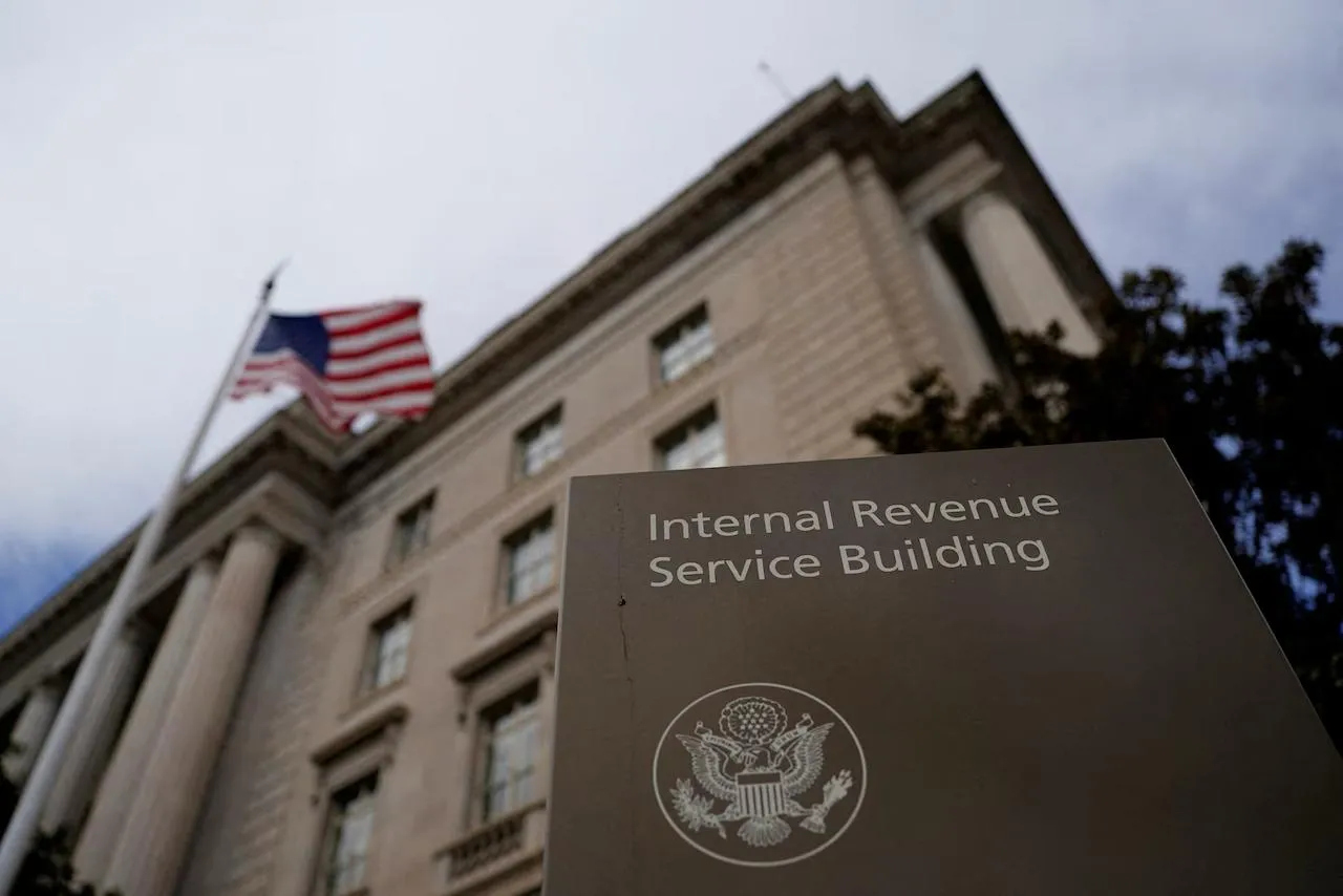 Минюст США думает о том чтобы выплатить Трампу компенсацию по его иску против налоговой Минюст США обсуждает как закрыть иск Трампа против IRS на 10 млрд пишет The New York Times Трамп требует компенсацию за утечку его налоговых деклараций которые попали в прессу во время его первого срока Документы в прессу передал бывший подрядчик IRS Чарльз Литтлджон В 2024 году его приговорили к пяти годам тюрьмы После публикаций выяснилось что Трамп годами платил минимальный федеральный налог Теперь президент утверждает что утечка нанесла ему серьезный финансовый и репутационный ущерб Власти также обсуждают прекращение налоговых проверок Трампа его семьи и бизнеса Сам президент обещает отдать возможную компенсацию на благотворительность Суд уже потребовал объяснить нет ли в этом деле конфликта интересов Трамп судится с IRS которую контролирует его же администрация Подписывайтесь Телеграм ЧЕРЕДОВ Нью Йорк Youtube канал БЮРО