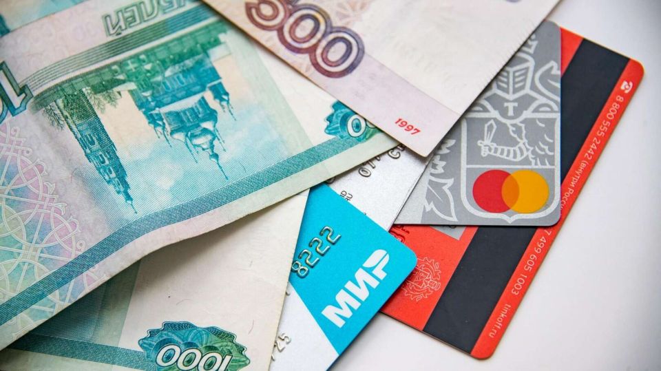 За какими переводами с карты на карту следит налоговая в Крыму СИМФЕРОПОЛЬ, 11 авг - РИА Новости Крым. Управление Федеральной налоговой службы России по Крыму может отслеживать переводы с карты на карту физических с целью выявления потенциального дохода от крупных сделок, сдачи в аренду недвижимости или самозанятых, оказывающих различные услуги. Об этом сообщил руководитель УФНС РФ по Республике Крым Роман Наздрачев. "Граждане не должны забывать о декларировании своих дополнительных доходов. В зоне нашего пристального внимания на первоначальном этапе оказались физические лица, сдающие жилье внаем, использующие нежилое имущество, продавшие коммерческую недвижимость и транспорт, самозанятые, превысившие доход в 2,4 млн рублей", - сообщил он. По итогам проверок налоговые органы направили с... Подробнее>>>