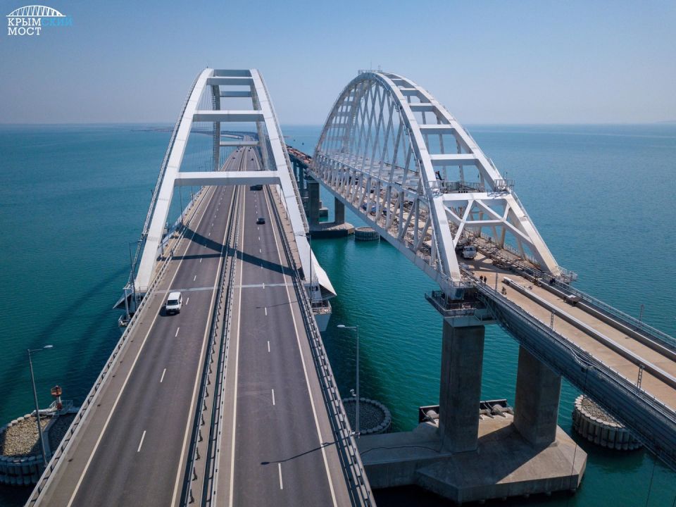 Пробка на Крымском мосту объединила более тысячи Более тысячи автомобилей образовали пробку на Крымском мосту в ночь на 25 июля. Согласно оперативной информации информационного центра по автомобильным дорогам, по состоянию на 04:00 в очереди на ручной досмотр со стороны Тамани находились 995 транспортных средств, а со стороны Керчи — 360 машин. «04:00 В очереди на ручной досмотр со стороны Тамани находится 995 транспортных средств», — сообщил telegram-канал «Крымский мост: Оперативная информация». Время ожидания осмотра составляет примерно три часа. Со стороны Керчи досмотр ожидают 360 машин. Там время ожидания осмотра — более часа.... Подробнее>>>
