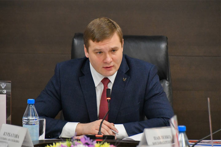 ГЛАВА ХАКАСИИ О СТРОИТЕЛЬСТВЕ КРЫТОГО ЛЕДОВОГО КАТКА В АБАЗЕ Со стороны Российской Федерации и Республики Хакасия все обязательства по проекту выполнены в полном объёме и в установленные сроки Так прокомментировал ситуацию со строительством крытого ледового катка в Абазе глава Хакасии Валентин Коновалов Сегодня реализация проекта задерживается по причине неисполнения обязательств со стороны частного концессионера Правительство Республики Хакасия ведет правовую и организационную работу чтобы инвестор приступил к выполнению условий соглашения отметил руководитель региона Вопрос реализации проекта был озвучен в ходе Прямой линии с Президентом Владимиром Путиным во время обсуждения темы касающейся спортивных объектов долгостроев Проект в Абазе реализуется в рамках концессионного соглашения инвестором выступает ООО Ньютон Сервис Общая стоимость составляет 475 млн рублей Предусмотрено строительство крытой арены с напольным льдом размером 60 26 метров трибунами для зрителей и необходимой вспомогательной инфраструктурой сообщила пресс служба главы РХ спорт Абаза Путин