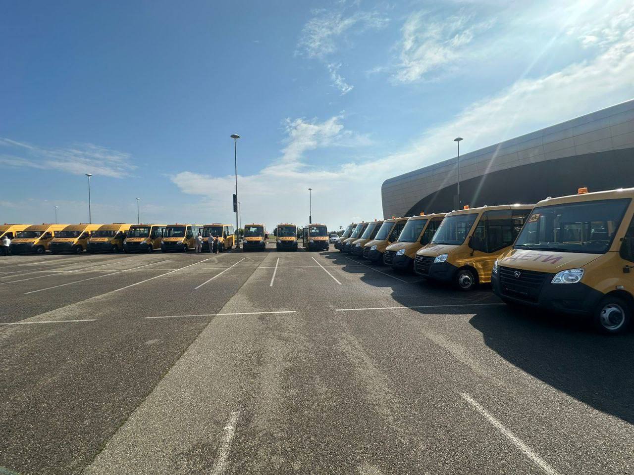 В школы Кубани передадут 29 новых автобусов сегодня и еще 35 до конца года, сообщил Вениамин Кондратьев.   Все машины оснащены современными системами безопасности, тахографами и навигацией. За 5 лет школы края получили 459 новых автобусов, обновив треть автопарка. Ежедневно на маршруты выезжают около 1,4 тыс. машин для перевозки более 72 тыс. школьников.
