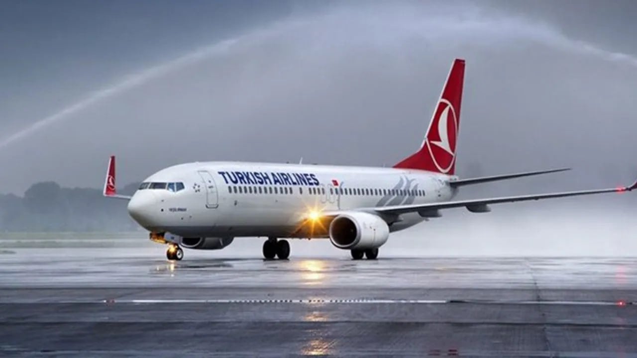 Из-за ожидаемого сильного шторма в Стамбуле авиакомпания Turkish Airlines  THY  отменила 38 рейсов, запланированных на 23 ноября. Среди них 10 внутренних и 28 международных рейсов.   Решение об ограничении пропускной способности аэропорта на 10% было принято по рекомендации Метеорологического комитета чрезвычайных ситуаций  MADKOM .