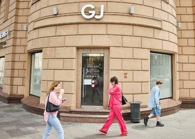 Gloria Jeans ведет переговоры о снижении аренды на Тверской Компания хочет сохранить 3 этажный флагманский магазин в Галерее Актер как пишет Shopper s со ссылкой на трех консультантов по коммерческой недвижимости Как говорит один из них помещение Глории действительно предлагалось в аренду другим ритейлерам как целиком так и частями Но это может быть стратегией ведения переговоров считает он Арендатора GJ выгоднее оставить так как слишком дорого обойдутся брокерские вознаграждения и арендные каникулы отмечает консультант Ставка аренды на которую согласились GJ не окупается текущими объемами продаж говорит второй консультант Похоже стратегия как у других фэшн ритейлеров в тех местах где аренда становится невыгодной GJ пытается снизить сумму а не решать вопрос переездом Тем более не у каждого бренда есть отдельный выход из метро Издержки на поиск и открытие нового магазина могут превысить выгоду В 2024 г у GJ впервые за 5 лет упала выручка и чистая прибыль Недавно мы писали о том что GJ вернула бывшего CEO в команду   Fashion retail
