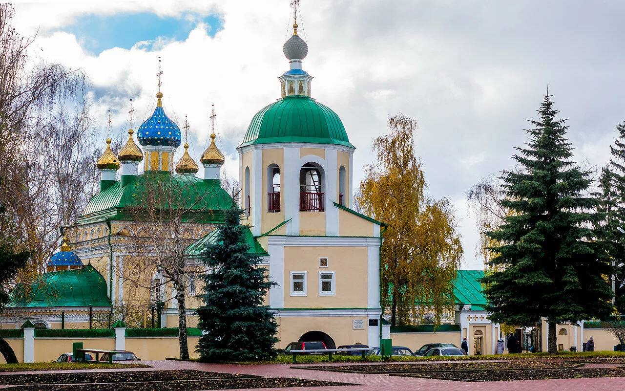 В Ливны привезут частицу мощей чудотворца Спиридона Тримифунтского.  Ковчег со святыней пробудет в Свято-Сергиевском кафедральном соборе с 16 по 24 ноября.  Святыню встретят 16 ноября перед началом всенощного бдения в 17:00. Перед святыней будут совершаться молебные пения в 7:30, 11:30, 13:30, 15:30 и по окончании вечернего богослужения. Проводят ковчег 24 ноября в 13:00.  Святитель Спиридон Тримифунтский почитается верующими как чудотворец. Святому просят о помощи при жилищных проблемах, сложностях в поиске работы, при несправедливых приговорах, трудностях в семье, сомнениях в вере.