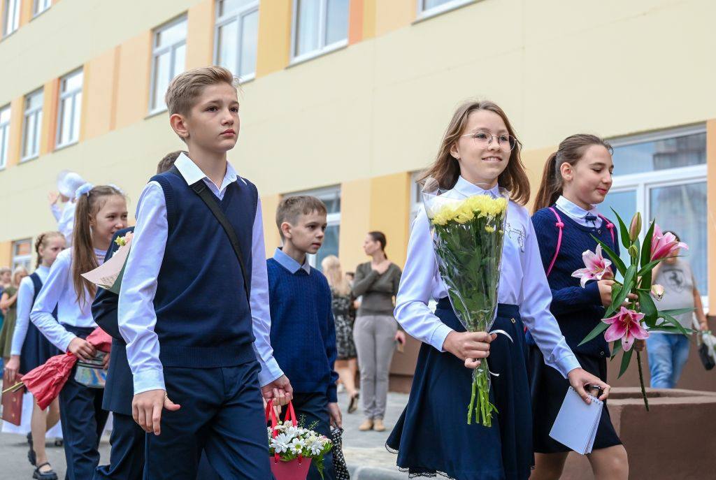 В Челябинск к Дню знаний завезли 7 тонн китайских цветов Почти 170 тысяч срезов цветов ввезли из Китая в Челябинск в преддверии 1 Сентября Безопасность партии проверили сотрудники Россельхознадзора совместно с Челябинской таможней Эксперты местного филиала ФГБУ ВНИИЗЖ не обнаружили в 7 тоннах растений для букетов вредителей и 23 августа их отправят в сотни магазинов Всего в Челябинск к Дню знаний завезли 26 видов цветов Среди них как традиционные розы гвоздики и георгины так и редкие клоповники и пампасная трава Подписаться на vecherchel   Голосовать за канал