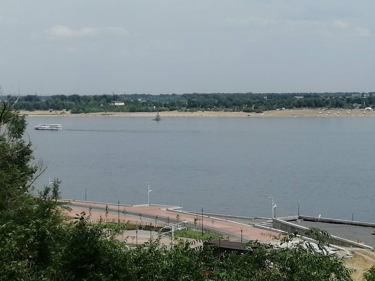 В Волгоградской области снижается уровень воды в реках Причиной снижения уровня воды стало уменьшение сброса через Волжскую ГЭС. С 12 по 16 мая среднесуточный сброс воды через Волжскую ГЭС составит 14 тыс. ±500 куб. м в секунду. До 10 мая он составлял 15,8 тыс. куб. м в секунду. Утром 10 мая в Волге в районе Волгограда было зафиксировано снижение уровня воды на 51 см. В Светлом Яру вода упала на 41 см. В реке Ахтуба показатель составил от 24 до 43 см. Коммерсантъ — Средняя Волга Все эксклюзивы